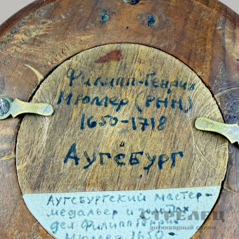 фото — плакетка с серебряным медальоном. аугсбург, германия, 17 - 18 вв.